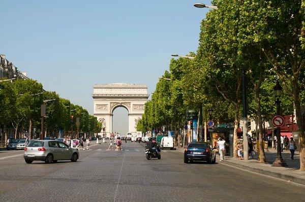 Où peut-on trouver une maison de vacances en Bretagne avec des ateliers de cuisine et des balades en forêt?